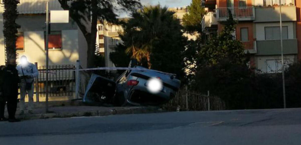 Auto ribaltata in viale Indipendenza, due feriti: sul posto i soccorritori - L'auto si è ribaltata