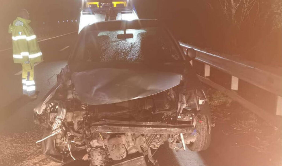 Schianto nella notte sulla Salerno-Reggio Calabria, coinvolto gelese: Citroen contro un muretto - Lo schianto nella notte