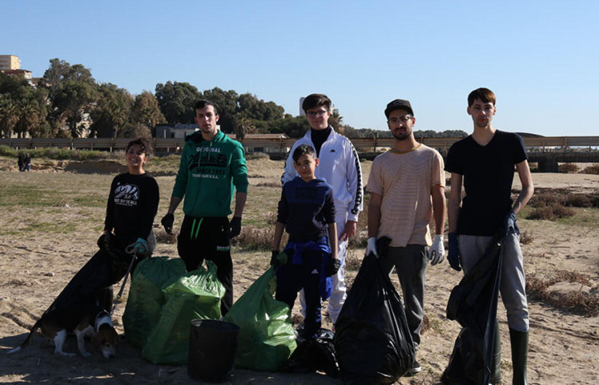 Plastica, detriti e rifiuti in spiaggia, giovani studenti ripuliscono un tratto: volontari per la città - Giovani studenti hanno deciso di rimuovere buona parte di detriti e rifiuti presenti in spiaggia