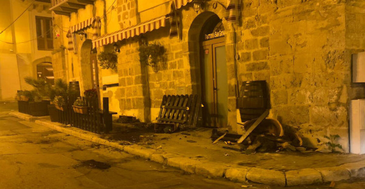 La folle fuga delle notte, minorenne era a bordo di un'auto: è finito contro una trattoria - I danni causati dallo scooter