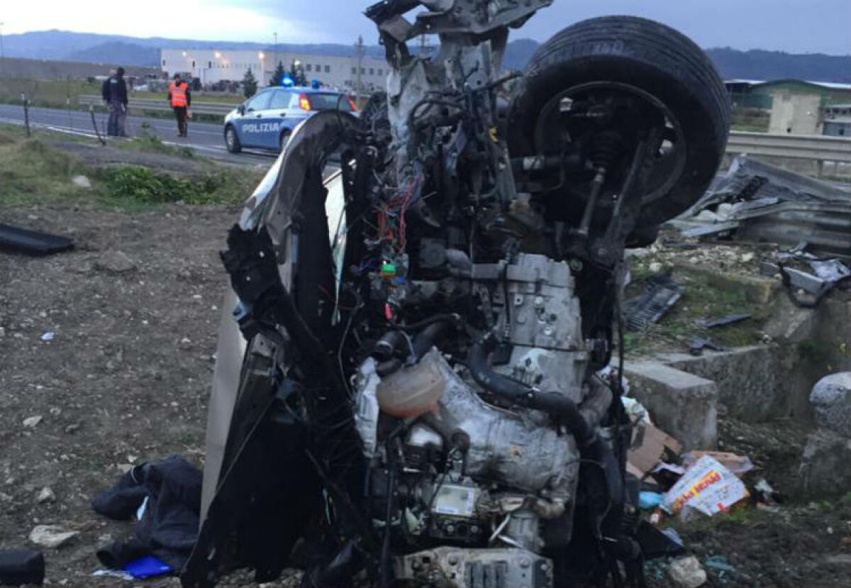 Terribile schianto sulla Gela-Catania, morta Angela Attardi: aveva 41 anni - L'auto distrutta dopo l'impatto