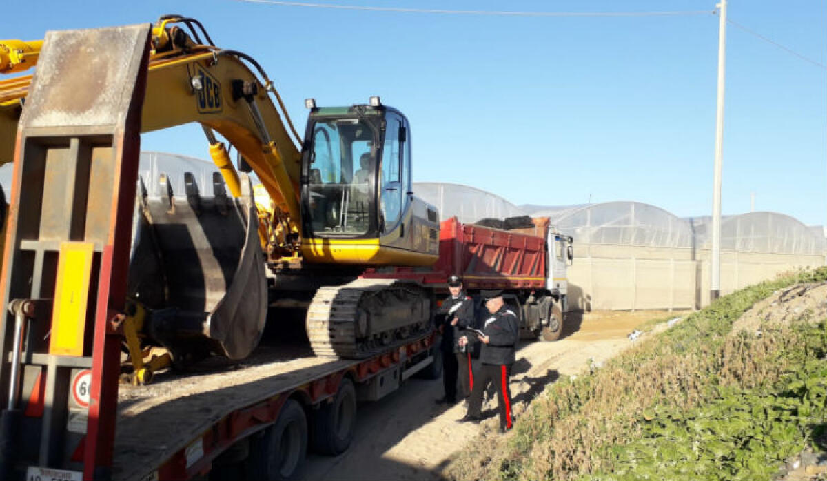 Volevano rubare sabbia marina al Biviere, tre arresti e mezzi sequestrati dai carabinieri - Immagini di repertorio