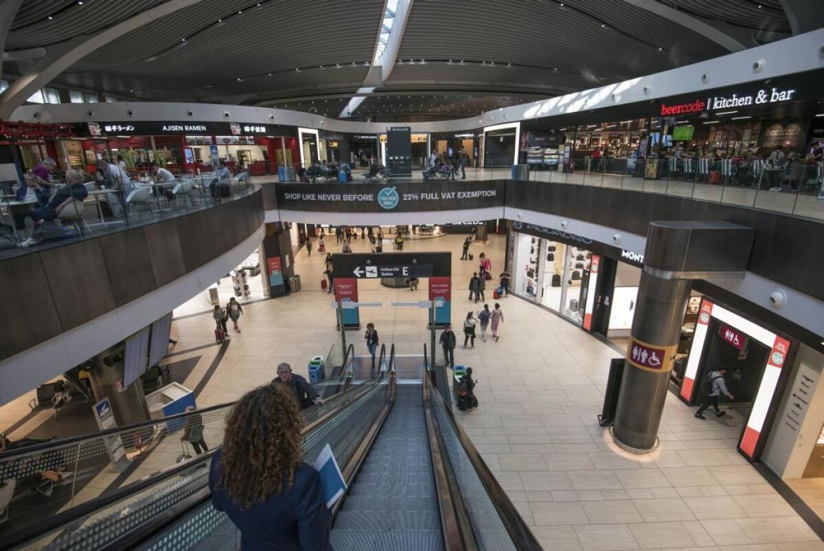 A FIUMICINO SCANNER PER I PASSEGGERI VOLO DA WUHAN - 