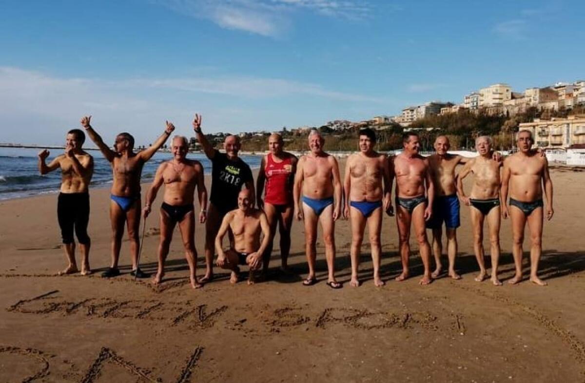 La tradizione si rinnova con il primo tuffo dell'anno - 