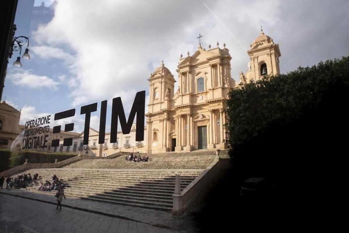 LEZIONI DI INTERNET, FA TAPPA NEL SIRACUSANO LA “SCUOLA” DI TIM - 