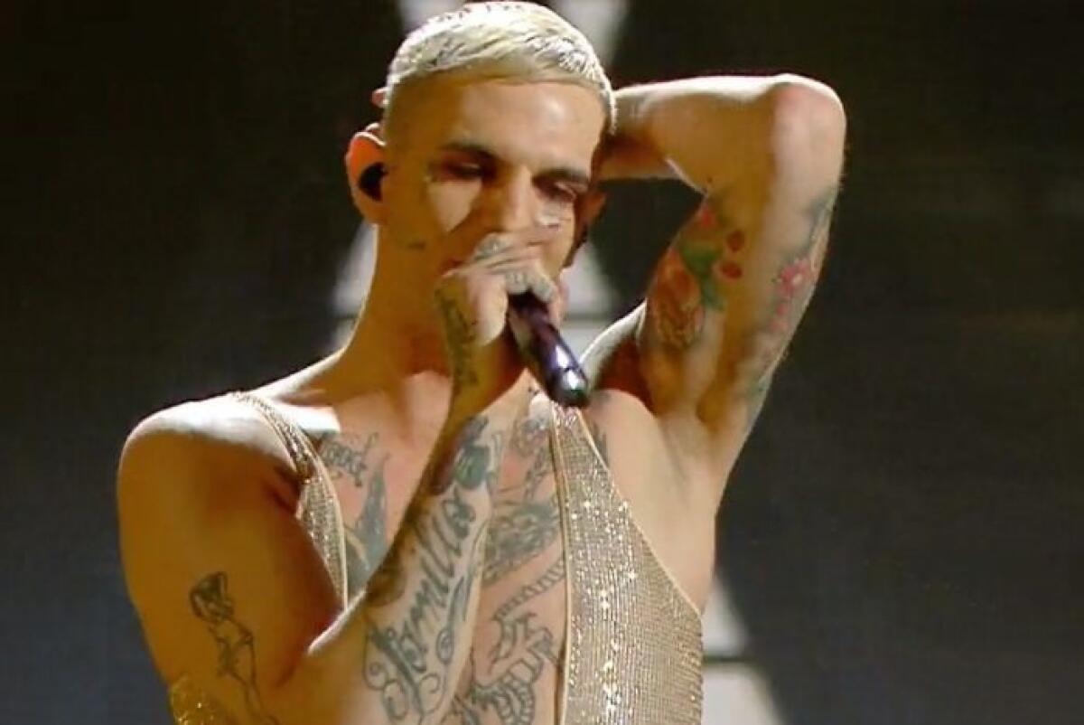 Sanremo, Fiorello si veste da prete e Achille Lauro si denuda - 