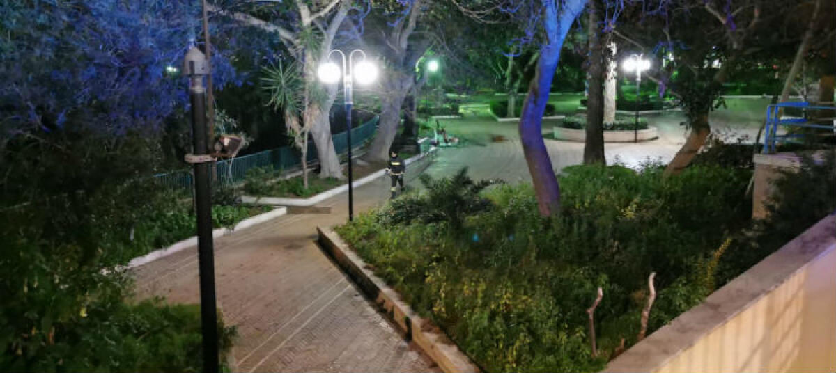 Cartoni incendiati all'interno della villa comunale, vigili bloccano le fiamme - 