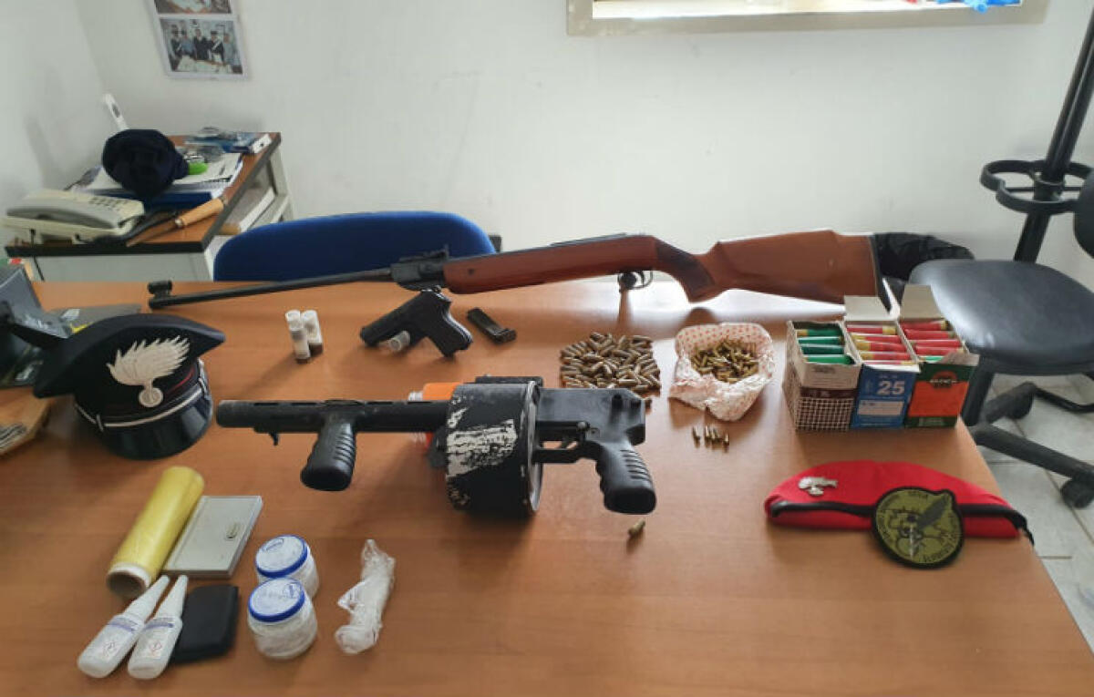 Blitz carabinieri in contrada San Giuliano, fratelli Lo Monaco ai domiciliari: sequestrate armi e droga - Sequestrate armi e munizioni