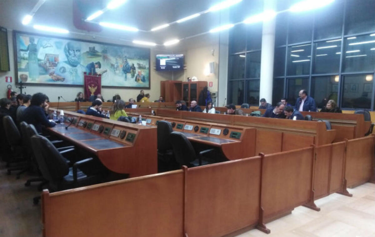 Maggioranza Greco cade sulla mozione, è crisi "arcobaleno": dem e "civici" non ci sono - 