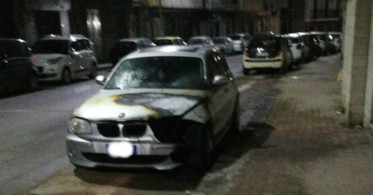 Nella notte auto danneggiata dalle fiamme, rogo doloso in via Crispi: colpita Bmw - La vettura incendiata nella notte