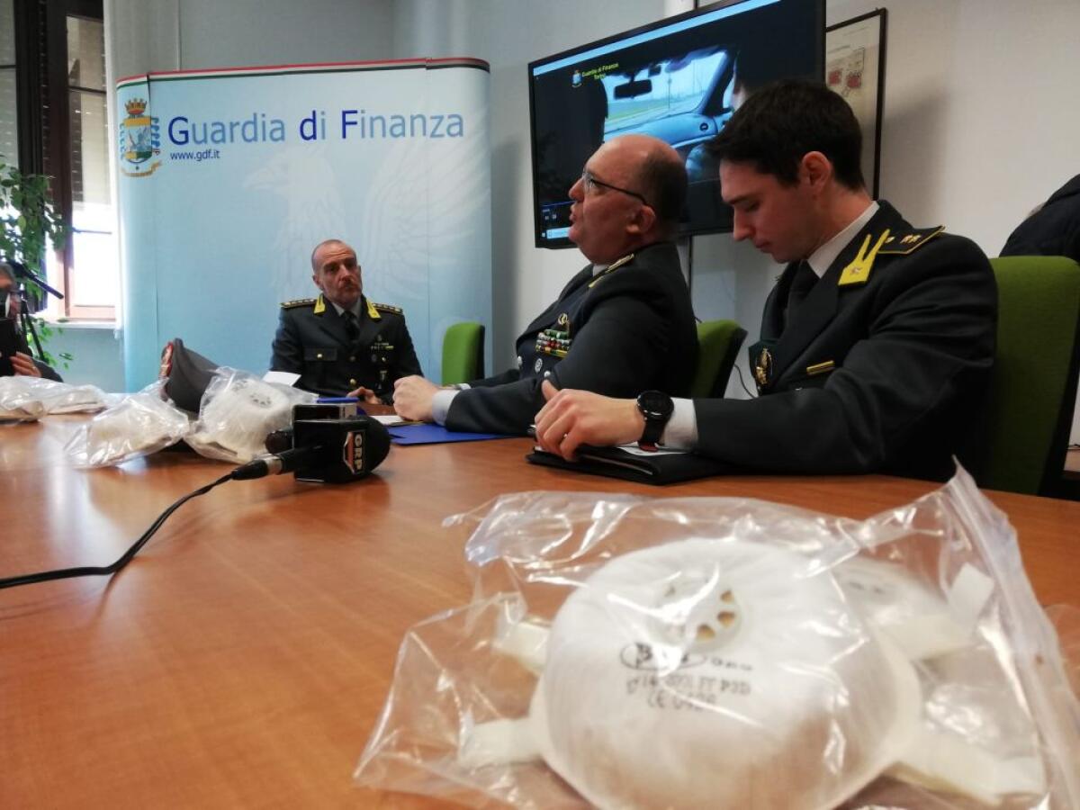 Coronavirus, vendevano mascherine a 5.000 euro. Venti denunce - 