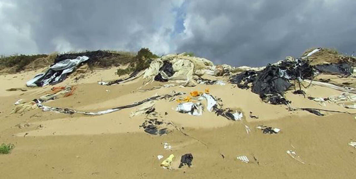 "Terra dei fuochi" al Biviere, ispezione tecnici ministero: Di Paola, "fondi europei per bonifica" - Nelle aree a ridosso della Riserva vengono dati alle fiamme rifiuti e scarti delle serre