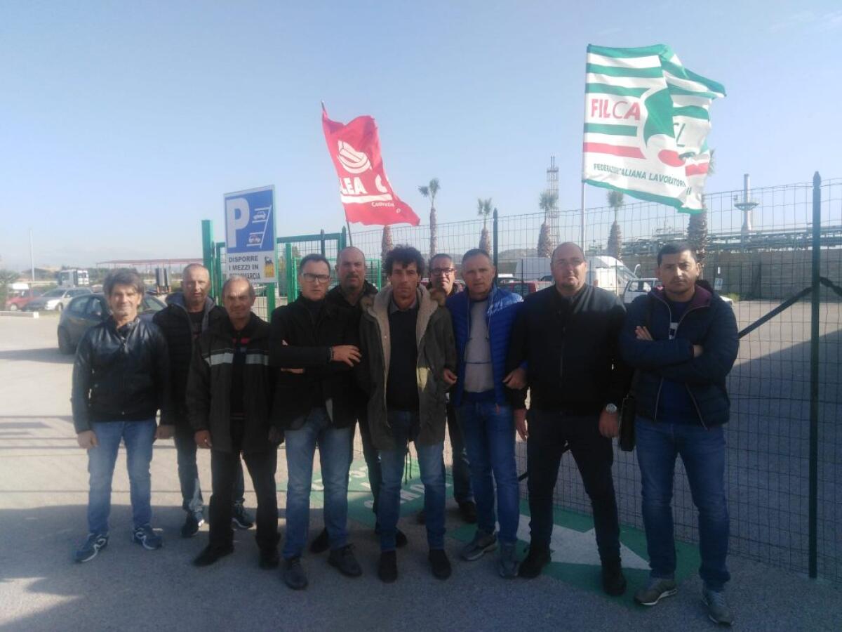 Ex Trainito, sindacati verso nuova protesta: "Aziende assenti...silenzio da amministrazione comunale" - Gli ex Trainito hanno protestato per mesi davanti ai siti Enimed