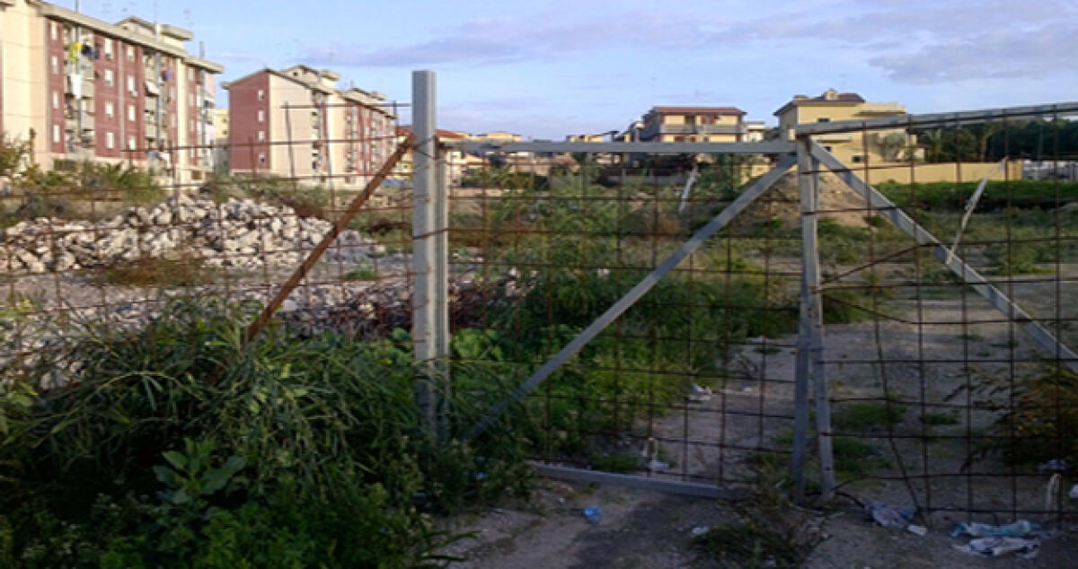 Progetto per nuovi alloggi popolari, era fermo da anni: incarico a geologo per valutare area - L'area dove sono stati demoliti vecchi ruderi di edifici popolari