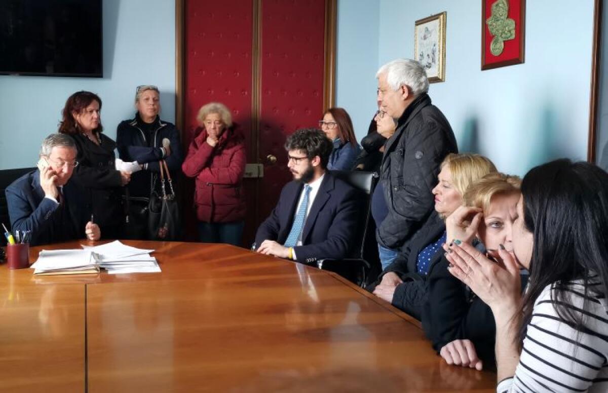 Gli ex Rmi chiedono di poter rientrare in servizio. "Fateci recuperare due mesi" - Una riunione in municipio con i legali per sbloccare il programma Rmi