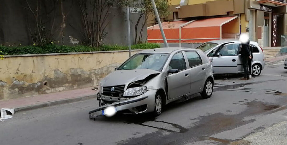 Scontro in via Morselli, due auto coinvolte: divelto palo della luce - L'impatto tra le vetture a Caposoprano