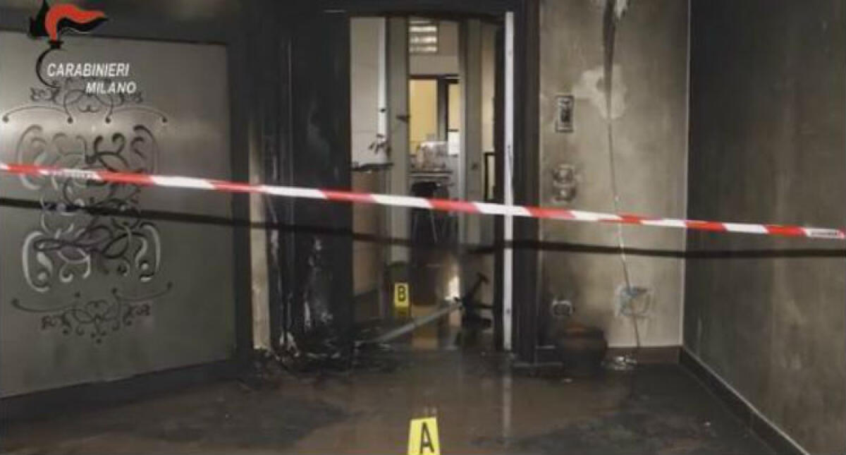 "Ni manna a Stidda", incendi e soldi imposti a imprenditore: due gelesi arrestati nel milanese - Nel marzo di un anno fa il primo attentato incendiario agli uffici della società