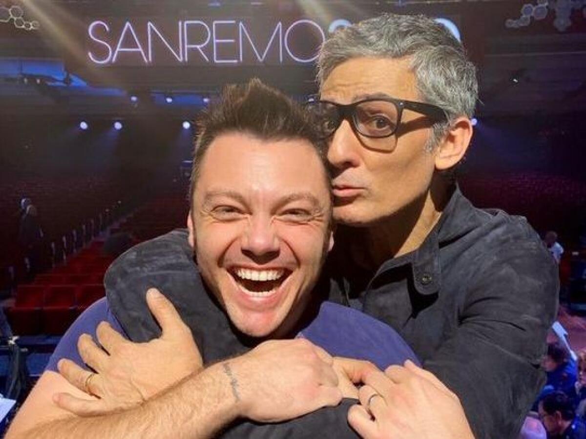 Sanremo, Fiorello abbraccia Tiziano Ferro “#fatevenarisata” - 