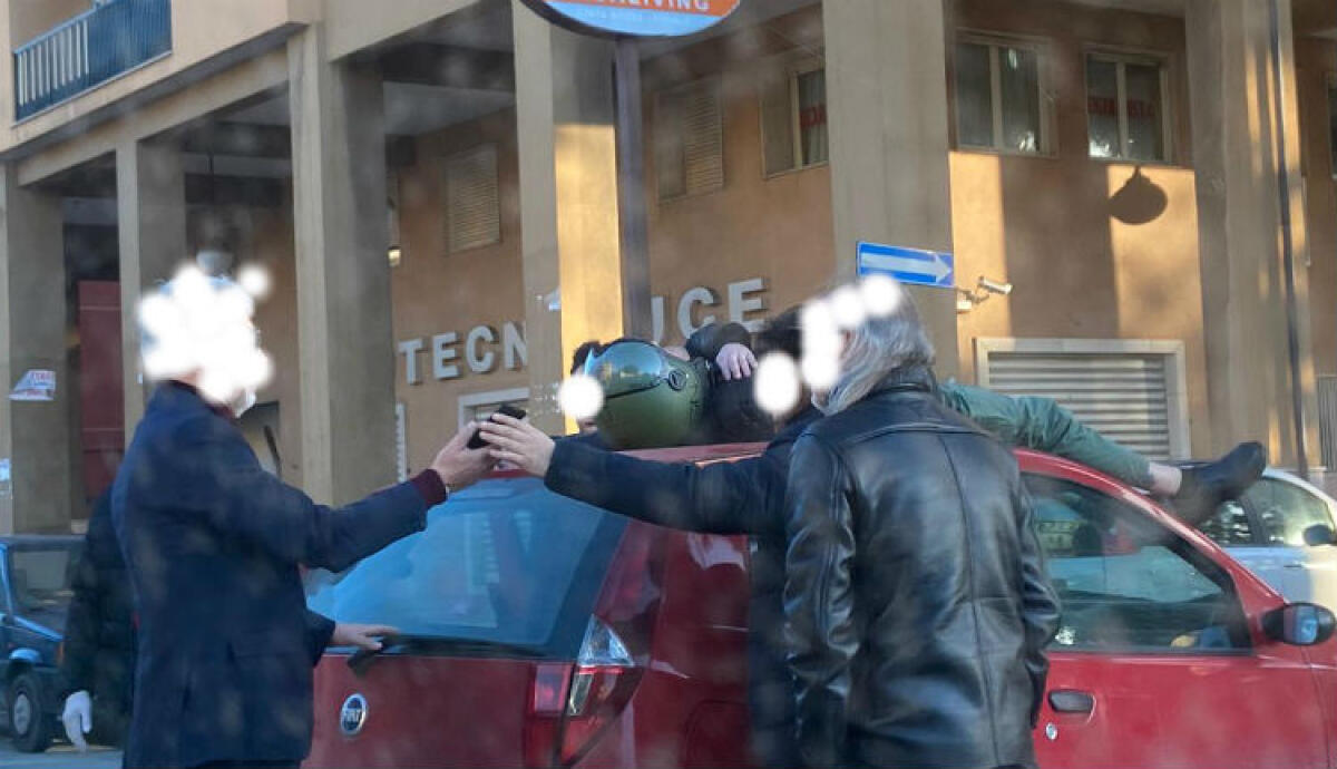 Giovane ferito dopo impatto in via Venezia, trasferito in ospedale: era in sella a scooter - Lo scooterista finito sull'auto