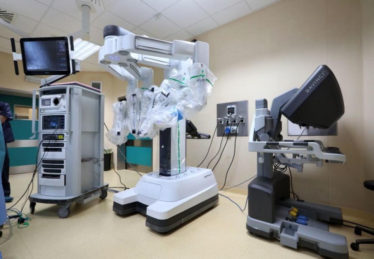 Primo intervento chirurgico al mondo con robot a Bologna -