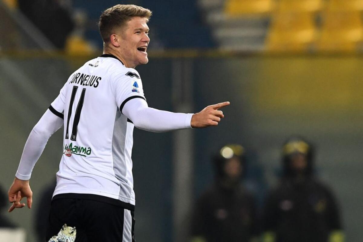 Cornelius beffa il Cagliari, il Parma agguanta il pari al 94° - 