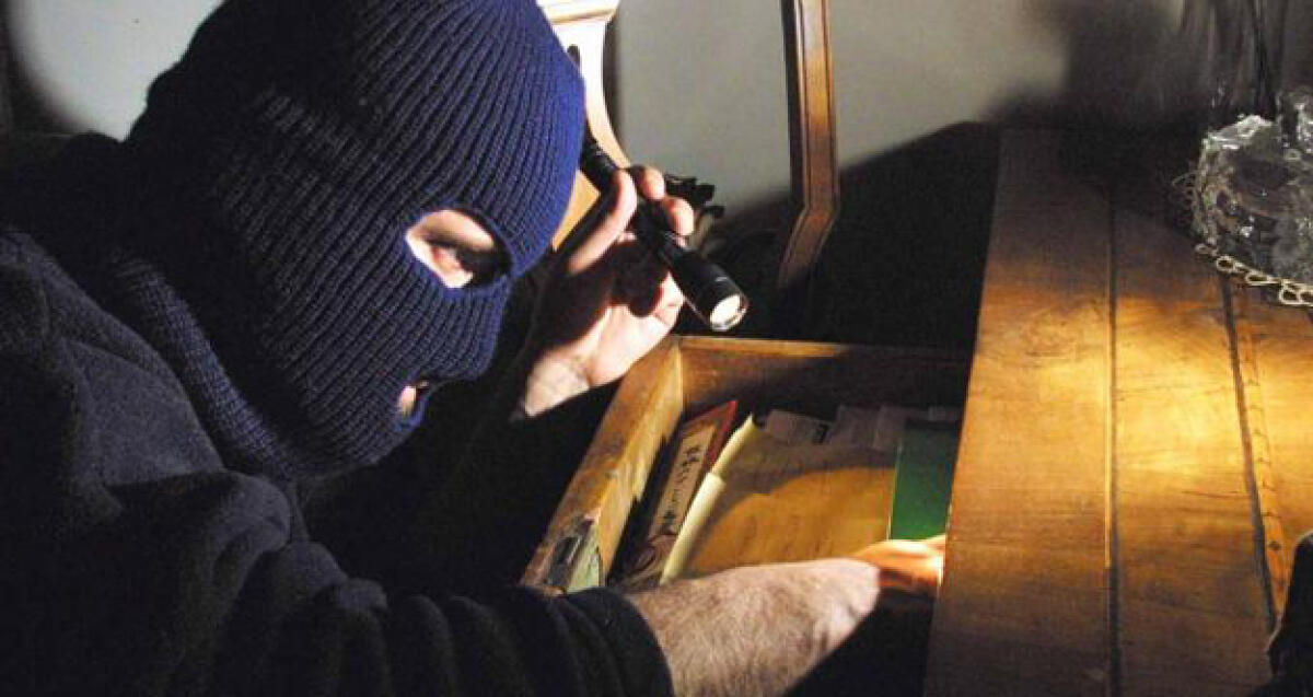 Razzia nelle case rurali di Passo di Piazza, furti di ferro e danneggiamenti - 