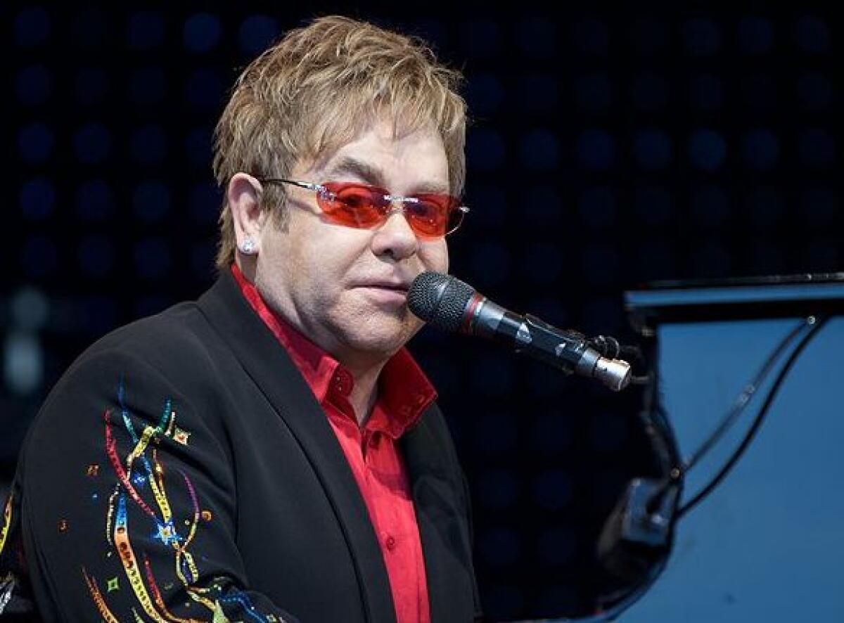Elton John interrompe il concerto a Auckland “Ho la polmonite” - 