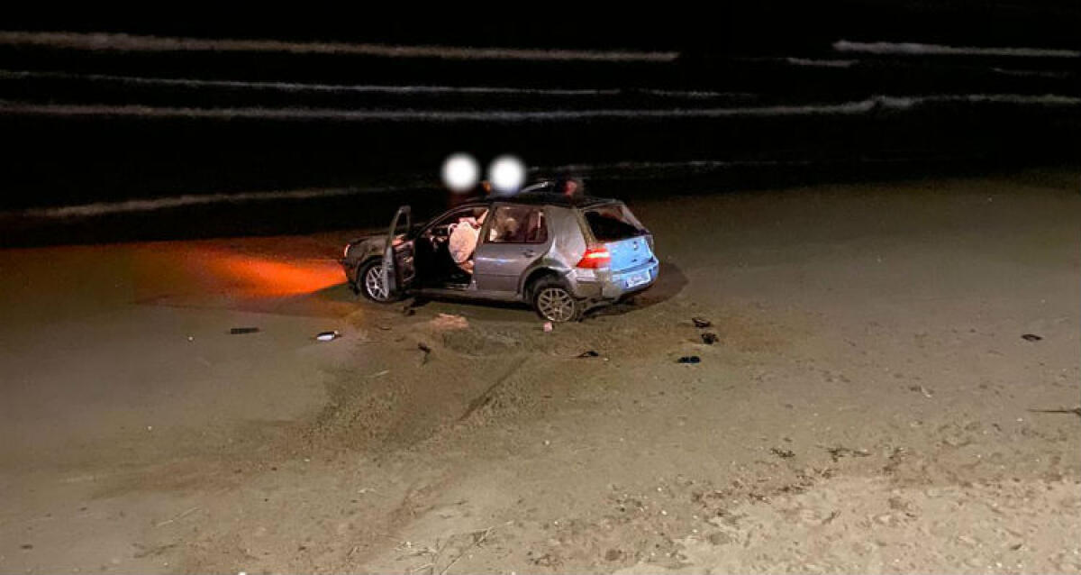 Auto finisce in spiaggia, rocambolesco incidente sul lungomare - La vettura finita in spiaggia