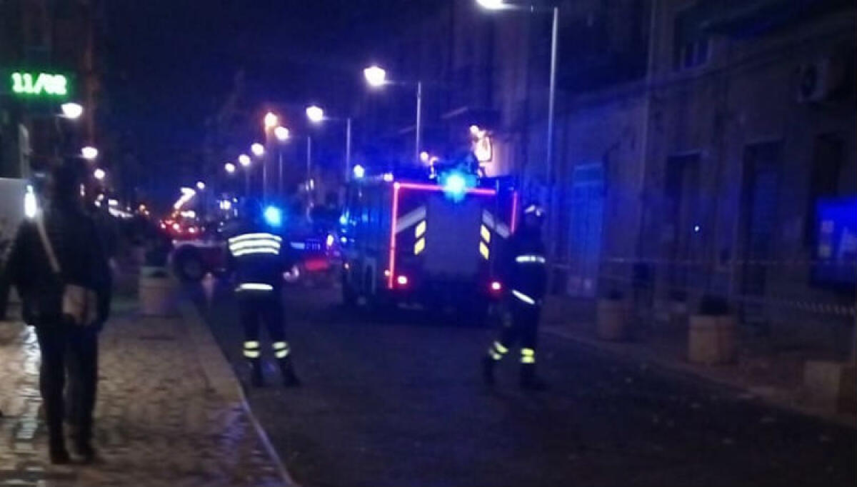 Calcinacci in strada in corso Vittorio Emanuele, intervenuti vigili del fuoco per messa in sicurezza - I vigili del fuoco hanno messo in sicurezza la zona