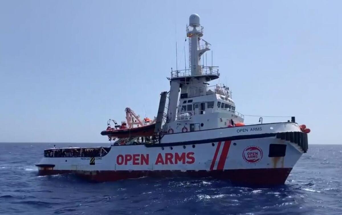Sbarcano a Pozzallo i 363 migranti della Open Arms - 