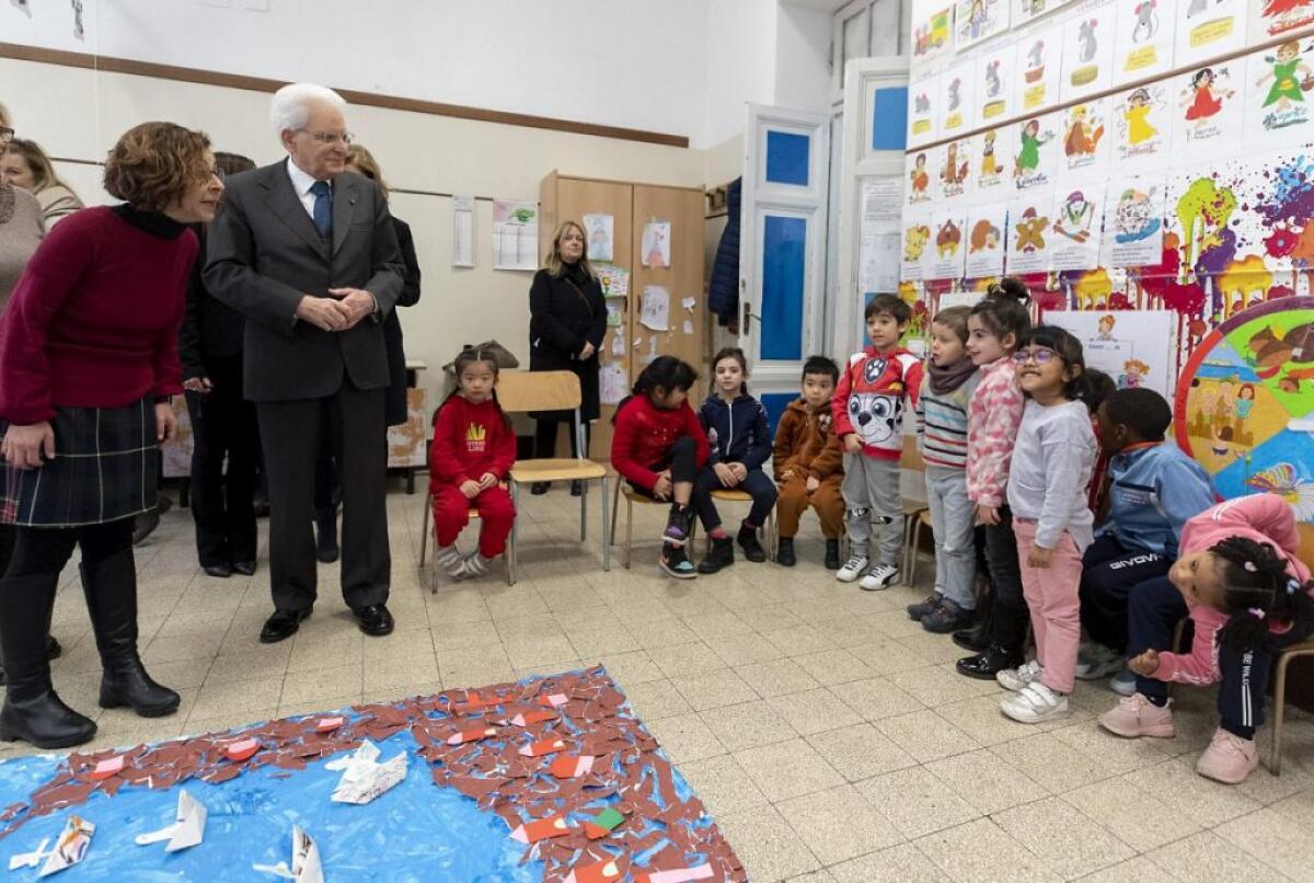 Mattarella visita a sorpresa una scuola di Roma - 