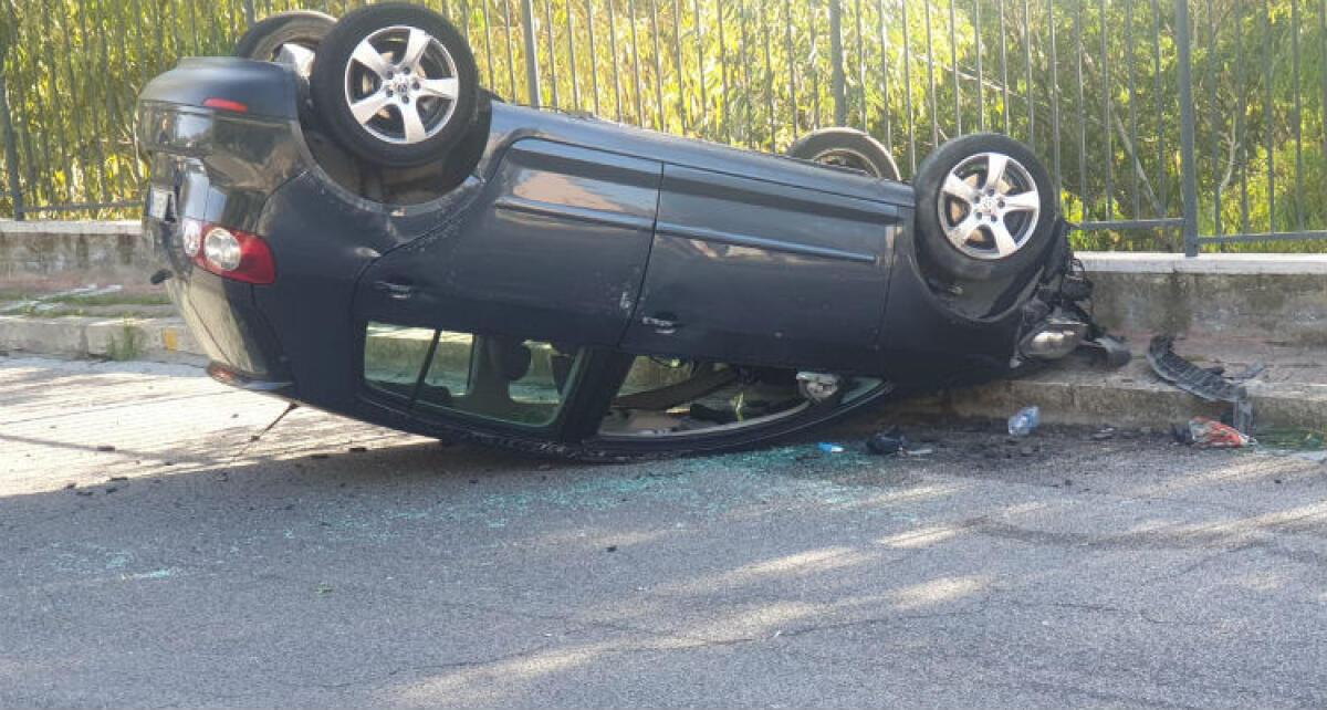 Auto si ribalta in via Dell'Acropoli, necessari i soccorsi per feriti - La vettura si è ribaltata