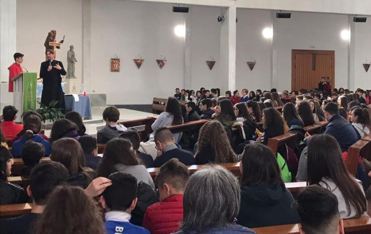 Don Antonio Coluccia alla marcia della legalità, il prete-operaio minacciato dalle mafie - Don Colucci parla ai giovani