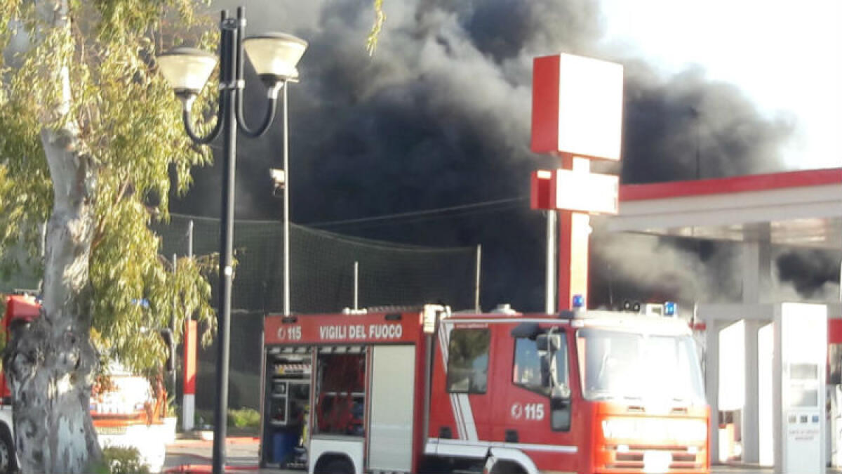 Fiamme alla stazione di servizio di via Cascino, fuoco e fumo partiti da container - L'incendio all'area di servizio di via Cascino