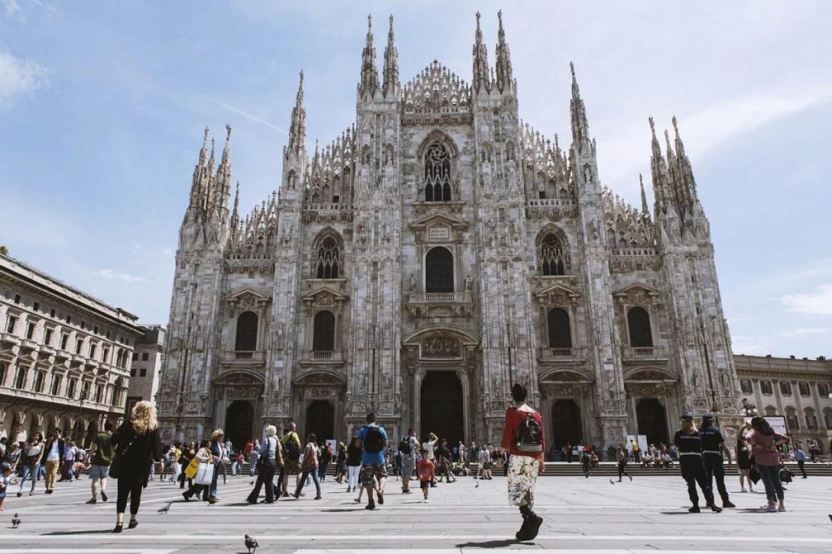 Smog, a Milano fino alle 18 tutti a piedi -