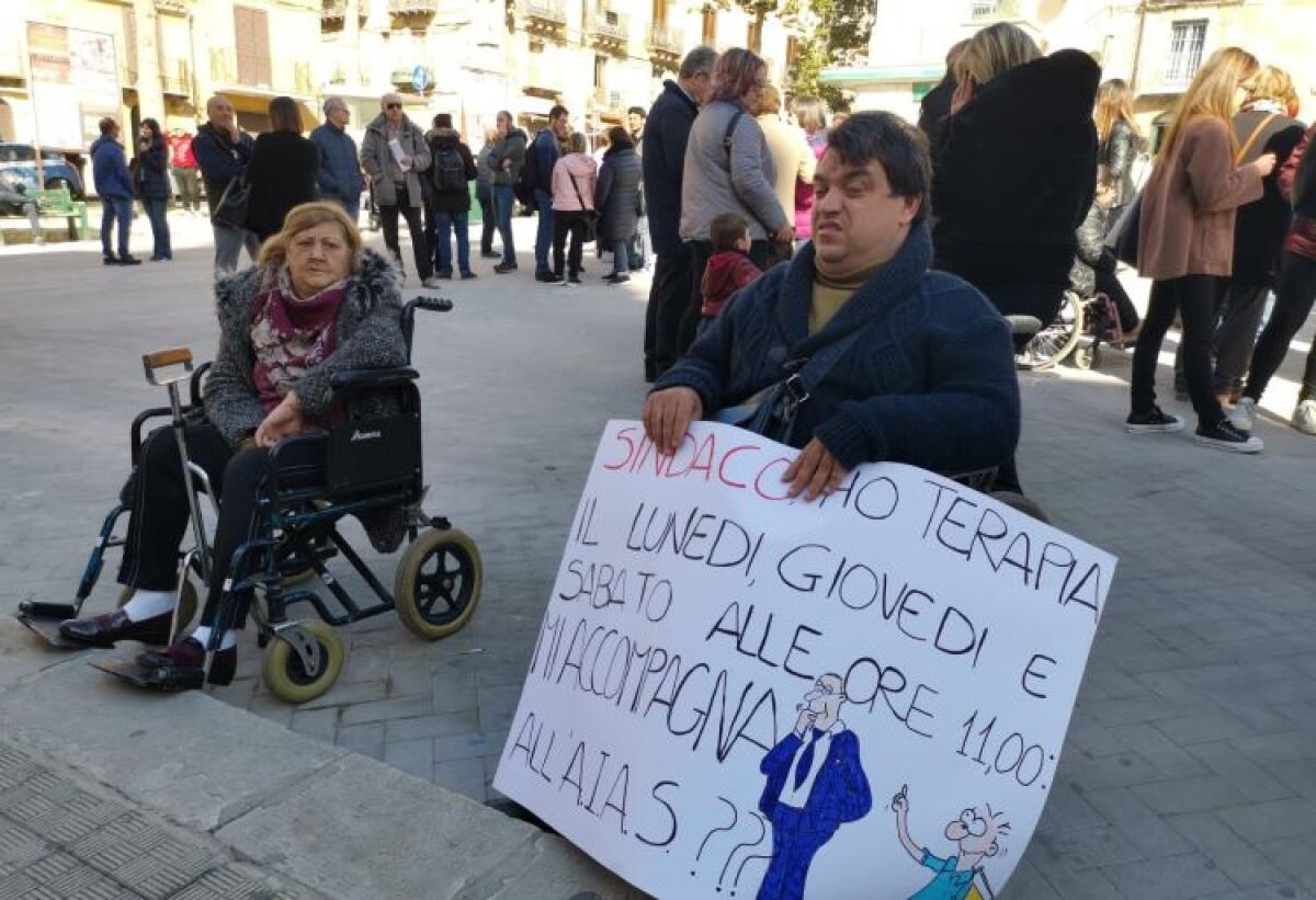 Servizio trasporto sospeso: disabili, operatori e famiglie protestano davanti al Comune - Assistiti e famiglie hanno più volte protestato davanti al municipio