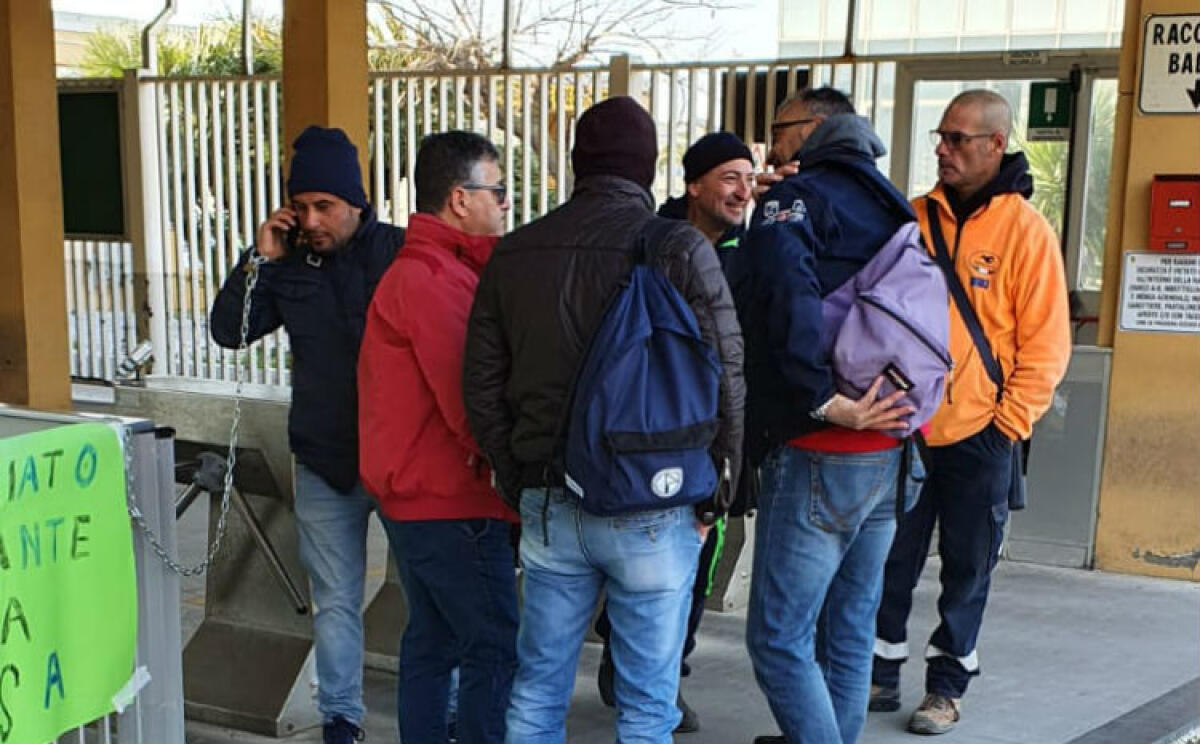 Licenziato torna a protestare in raffineria, operaio si è incatenato: solidarietà indotto - Cascino si è incatenato ai tornelli della raffineria
