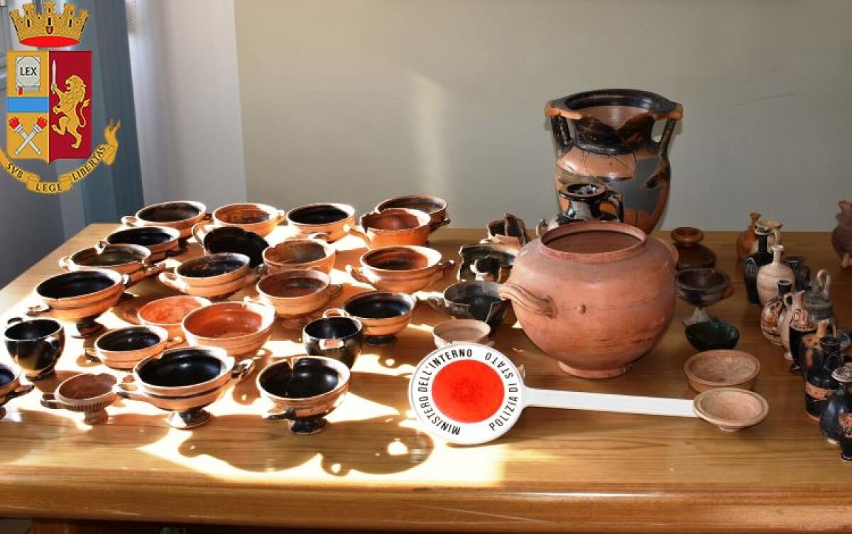 Nell'autocarro nascondevano decine di reperti archeologici, denunciati due catanesi - 