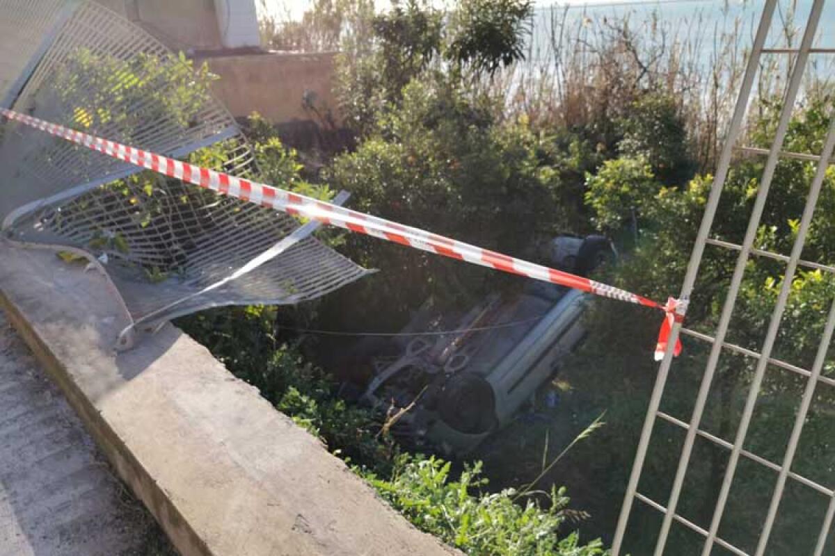 Incidente in via Romagnoli, con la "Clio" vola nel giardino di una proprietà privata - La Renault Clio finita dentro il giardino di una proprietà privata.