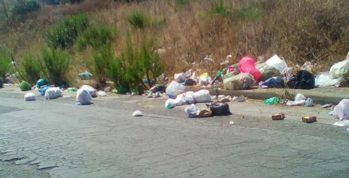 Rifiuti abbandonati in strada, periferie ancora deturpate e i controlli non bastano - I rifiuti vengono abbandonati in strada