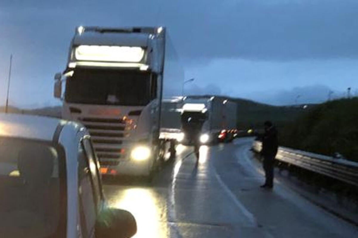 Scontro tra due autoarticolati sulla Gela-Catania, in frantumi il parabrezza di un tir - 