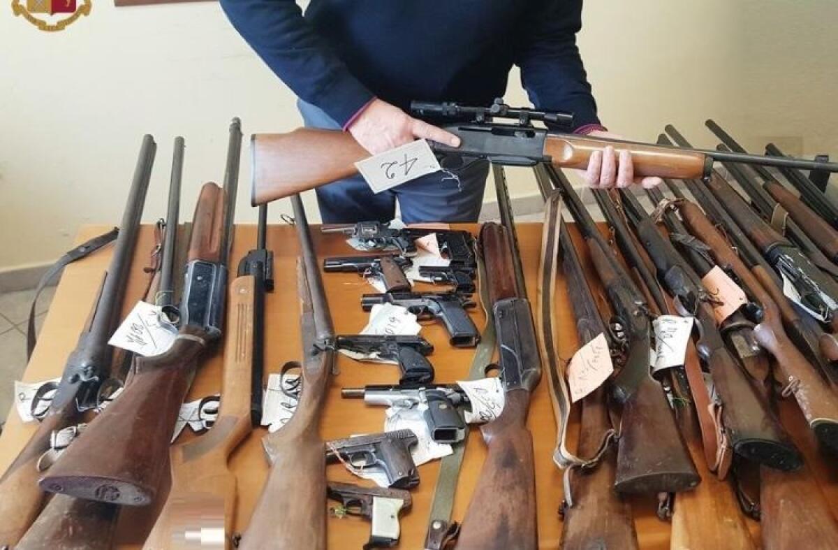 La polizia ritira oltre 100 tra pistole e fucili da rottamare -