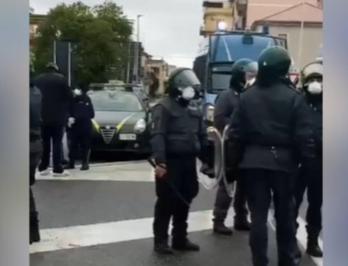 Blocchi anti-Covid, operai trasfertisti in strada da giorni: "C'è chi ha dovuto dormire in stazione" - Uno dei blocchi per impedire il passaggio 