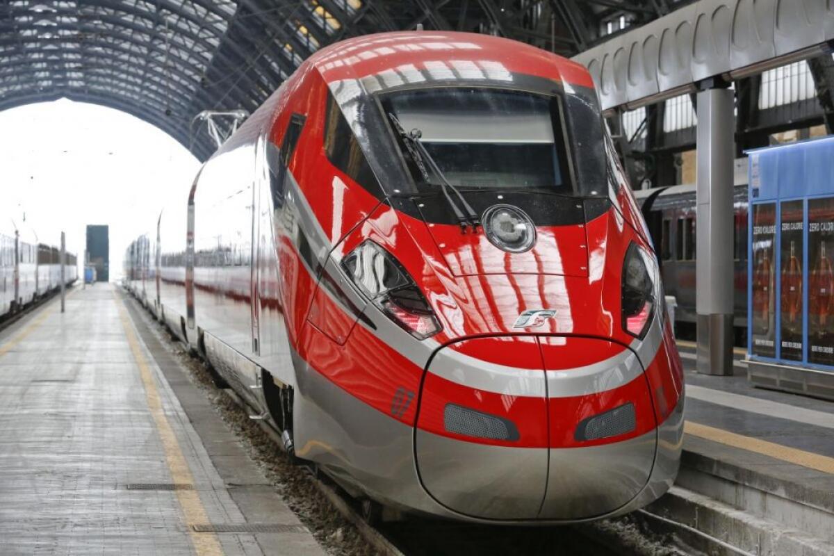 Linea ferroviaria Roma-Firenze, ritardi fino a due ore per un incendio -