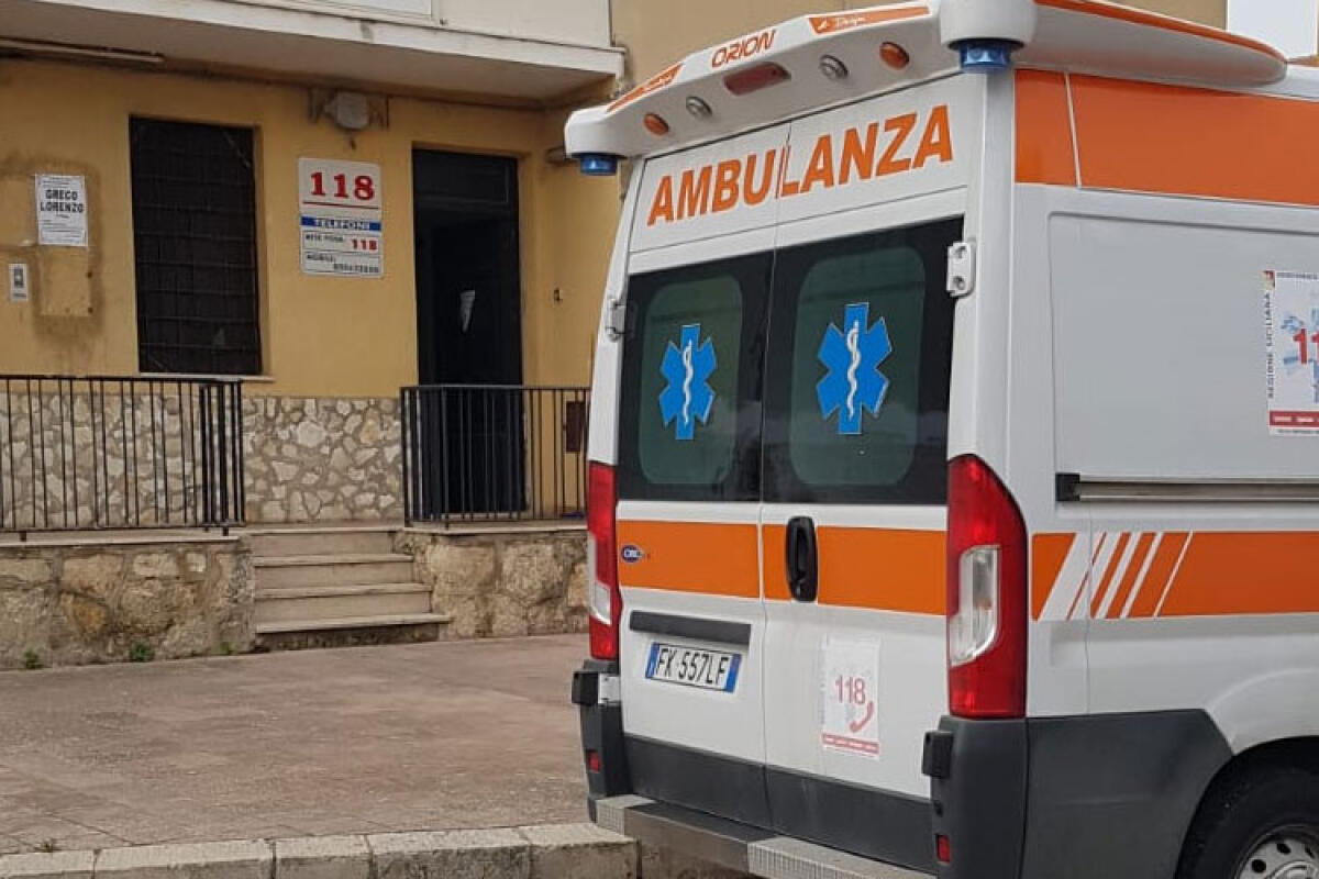 Tampone su due pazienti ricoverati al triage, soccorritori e sanitari a rischio contagio - La postazione "118" di via Giulio Siragusa.
