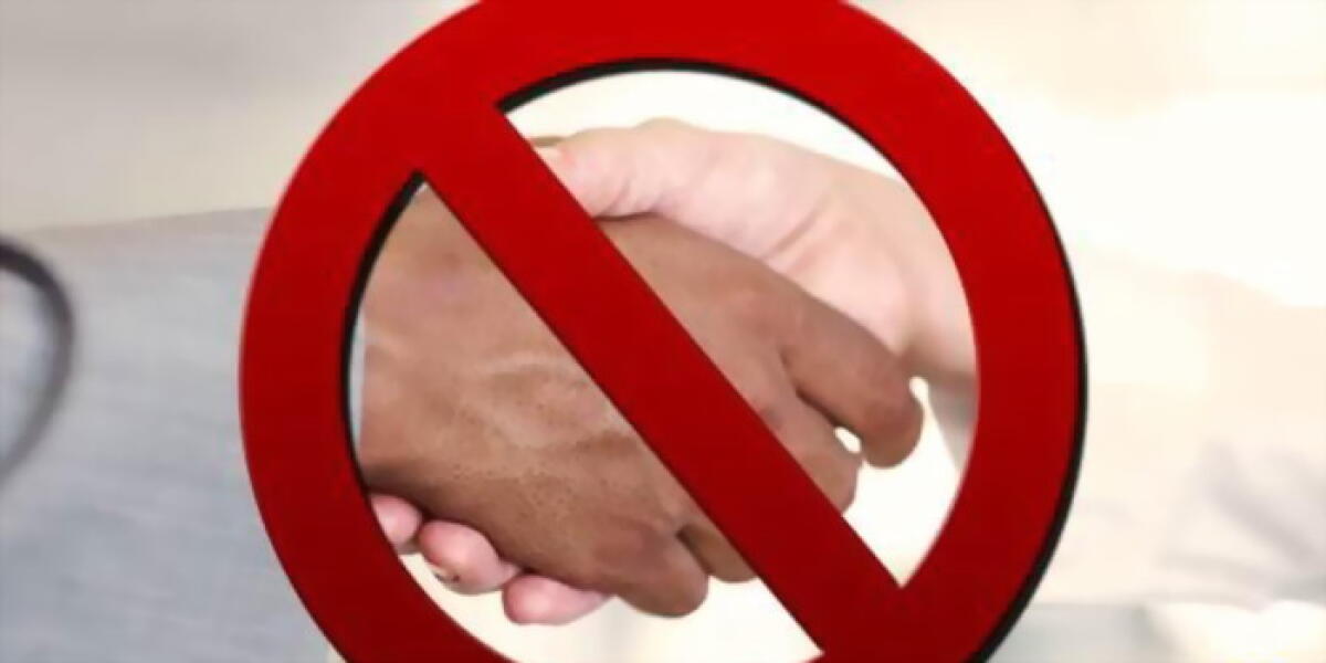 Niente condoglianze e strette di mano, la chiesa sospende anche gli oratori - 