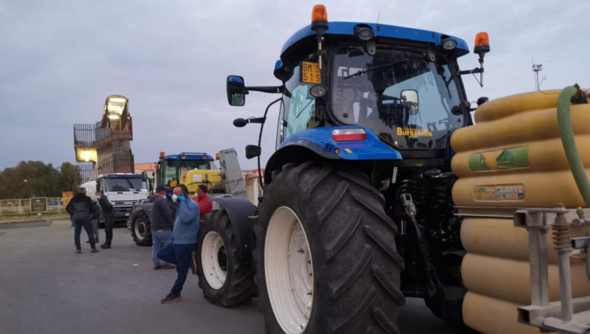 Agricoltori e operatori autobotti, volontari a titolo gratuito per la sanificazione: "Aiutiamo la città" - Tanti agricoltori locali hanno dato piena disponibilità