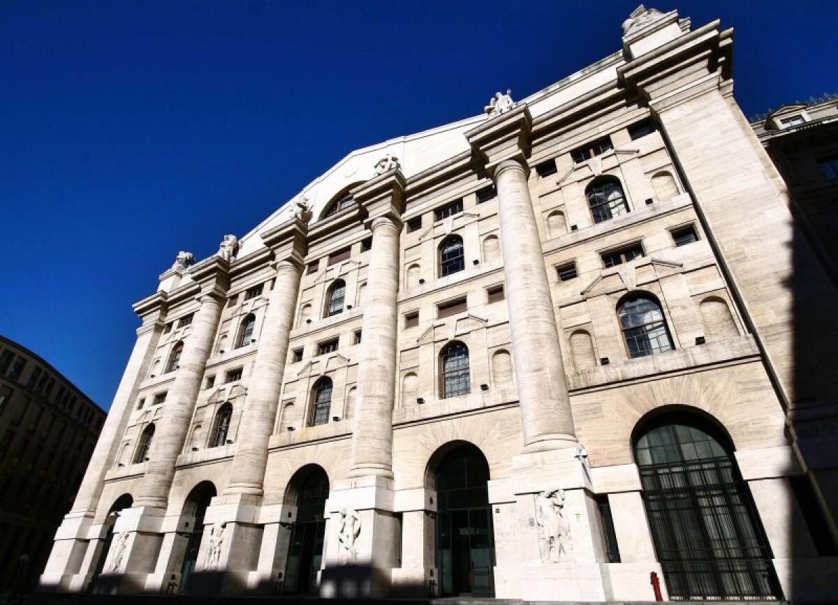 Piazza Affari chiude in deciso calo, Ftse Mib -6,10% - 