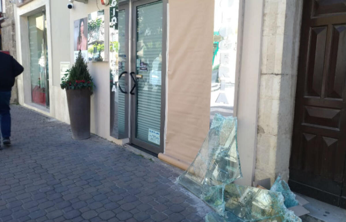 Gli "sciacalli" dell'emergenza, furto in gioielleria durante coprifuoco: titolari, "siamo sconvolti" - Colpita la gioielleria Tabbì