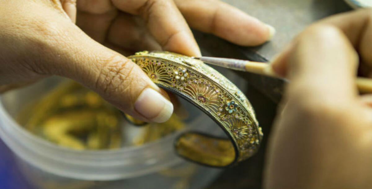 In un centro compro oro c'erano monili rubati, indagine su ex titolare: ora è a processo - 